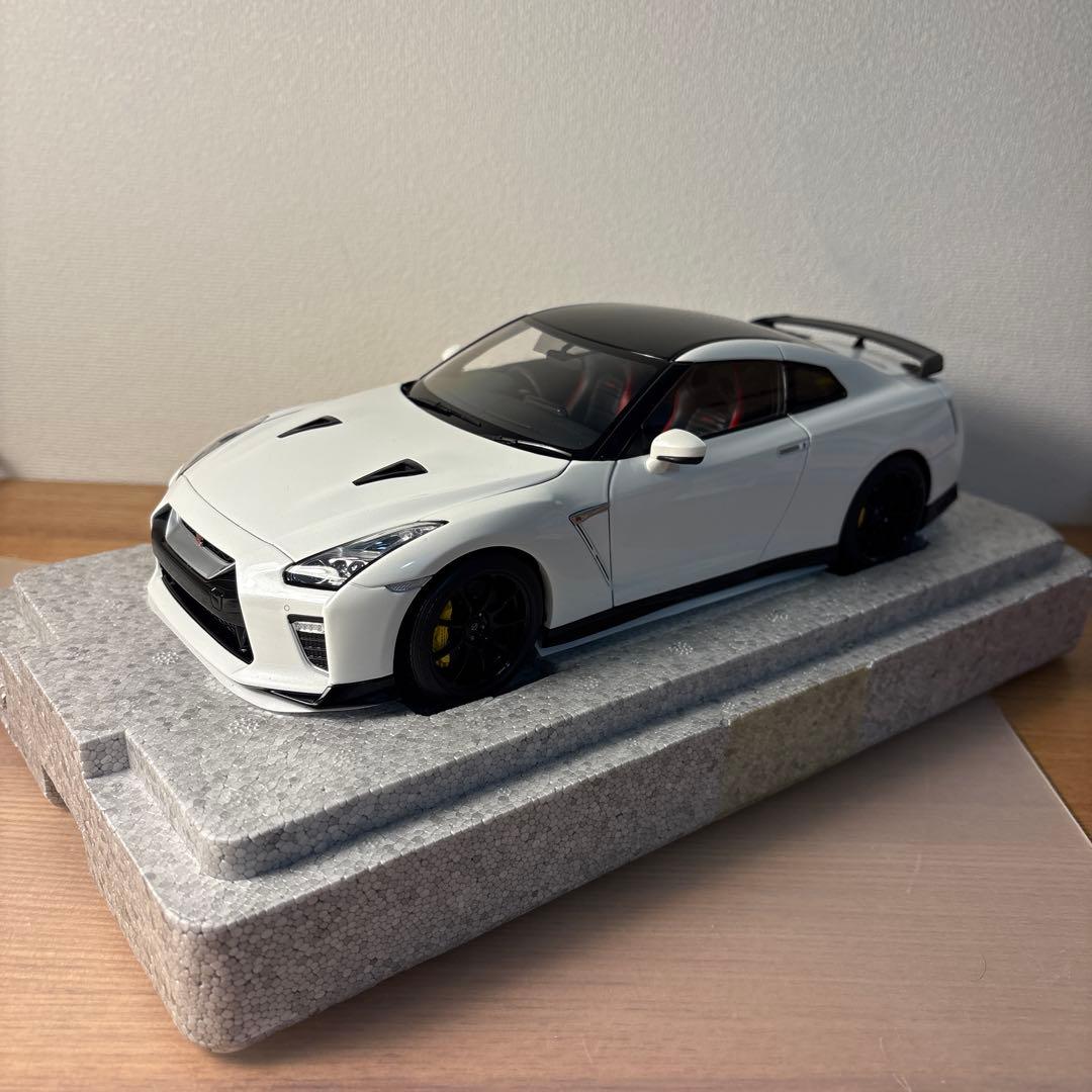モーターヘリックス　日産 GT-R R35 T-Spec 1/18 ホワイト
