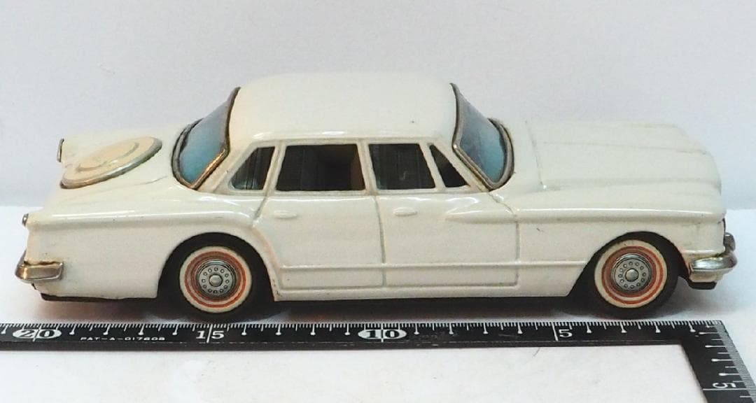 萬代屋【クライスラー バリアント セダン白】ブリキtin toy car【箱無】