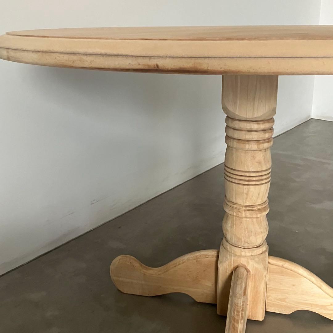 ナチュラルなラウンドテーブル