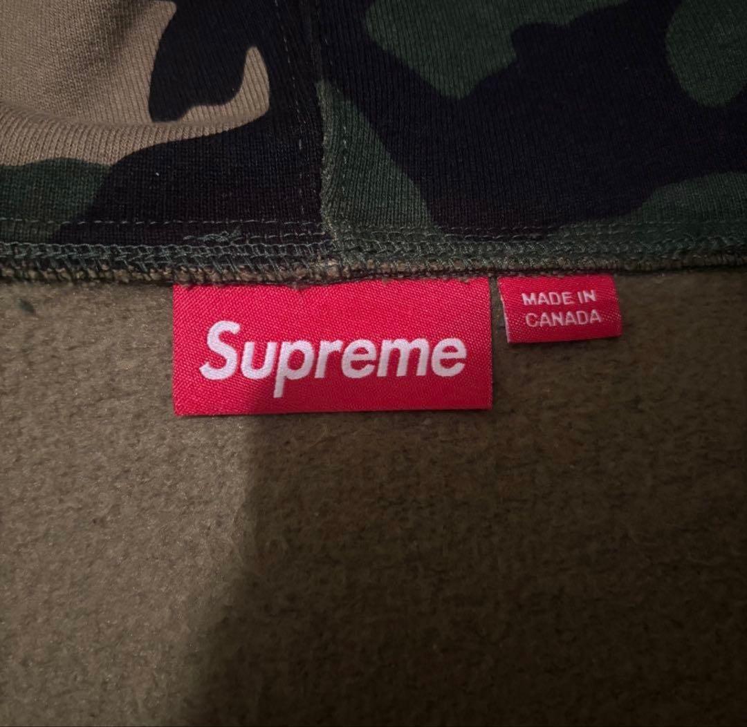 シュプリーム Sロゴジップアップ フーデッド ウッドランドカモ