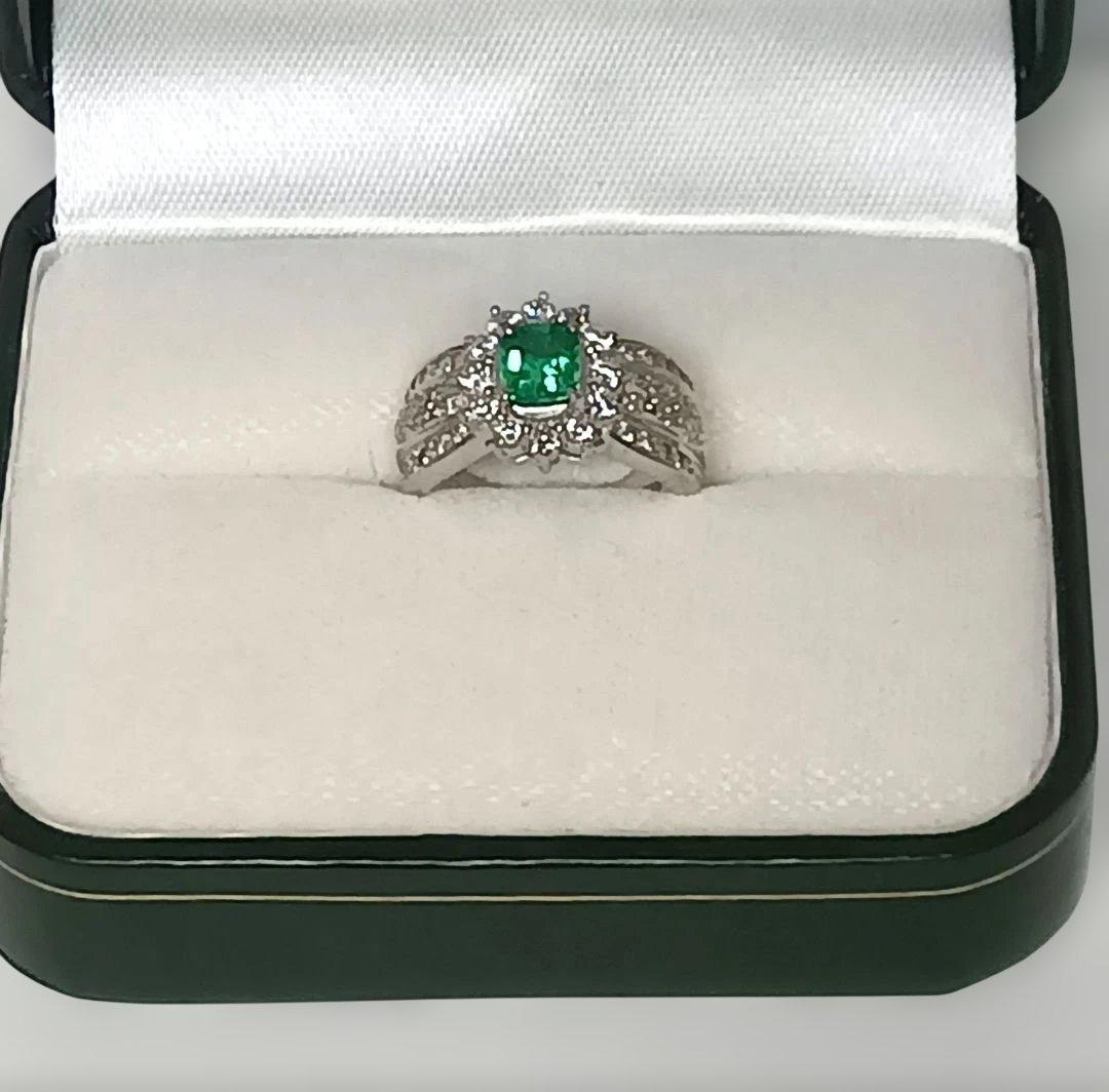 エメラルド 0.69㌌ダイヤ0.82㌌プラチナ枠900 重10.6g 11号鑑別