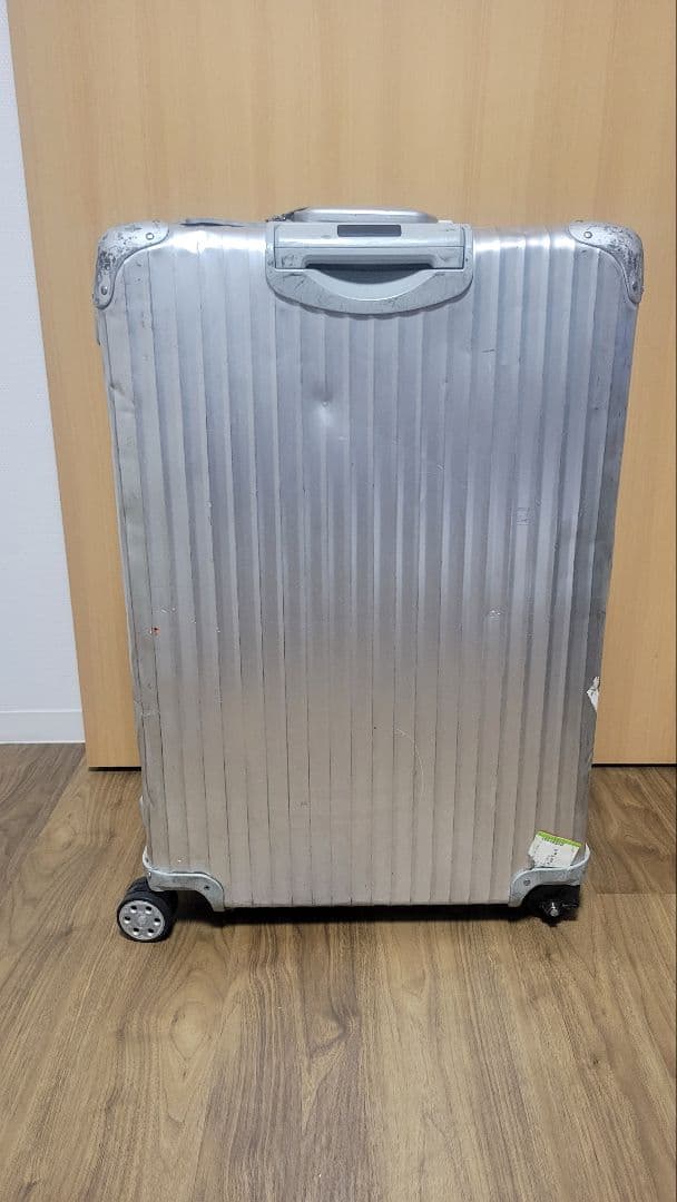 RIMOWA シルバー キャリーケース 内装青 ホイール損傷あり