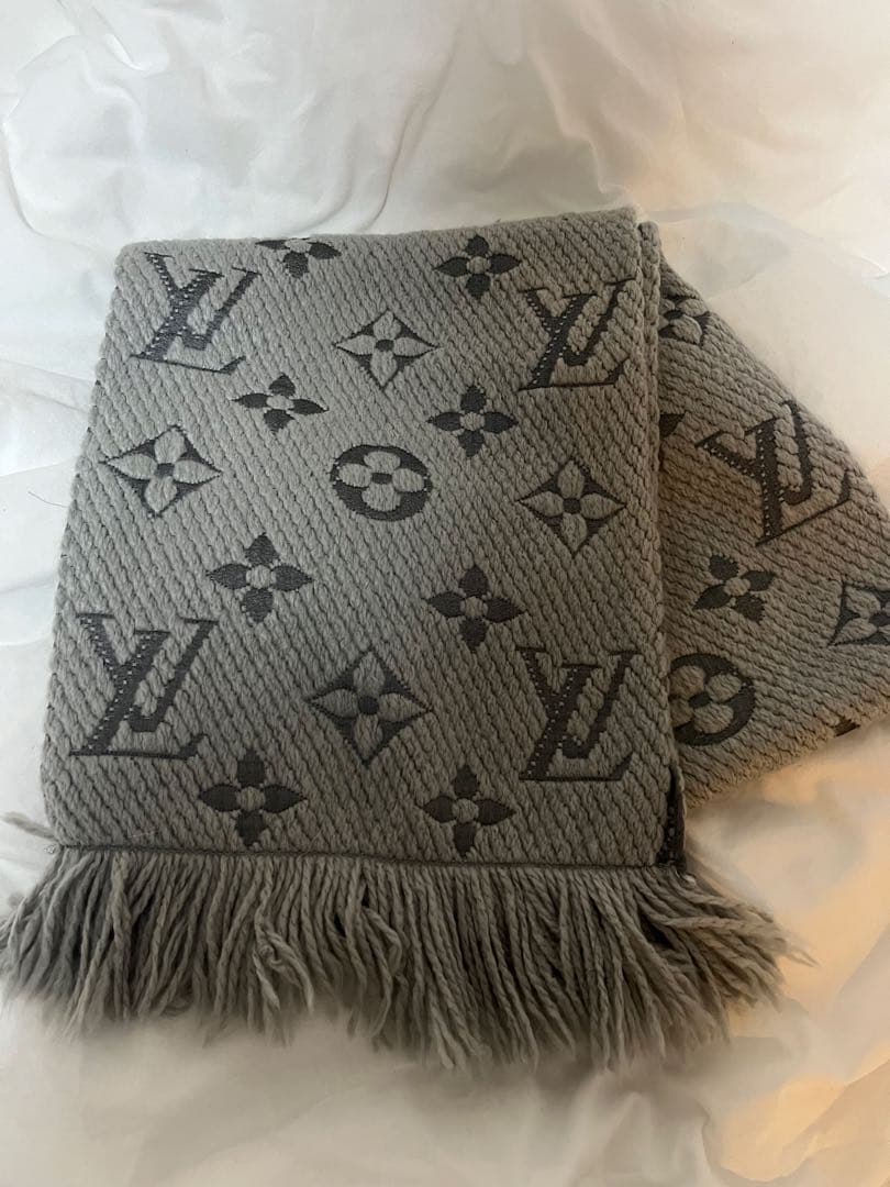 グレー ニット マフラー ロゴ入り フリンジ付き