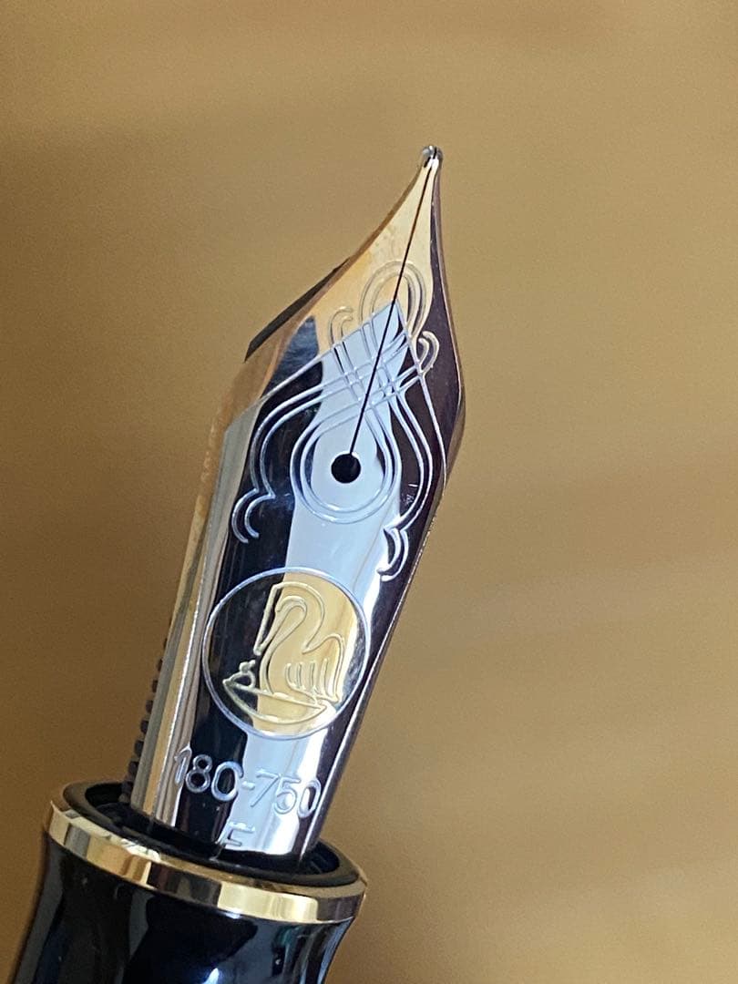 Pelikan M1000 万年筆とロイヤルブルーインクのセット。