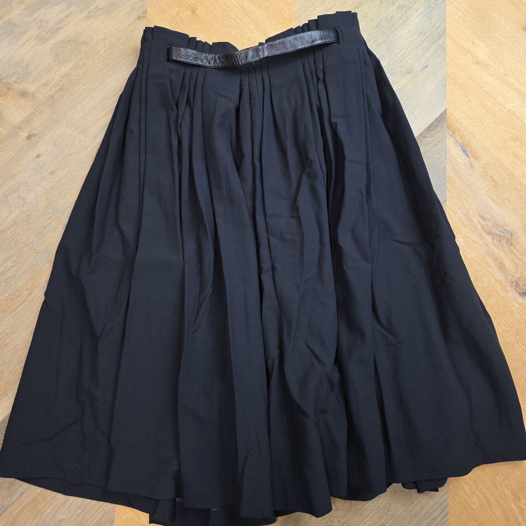 美品　ロエベ　黒いフレアスカート ひざ丈 レザー紐　y16