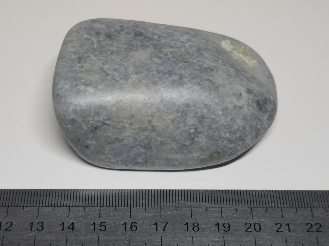 糸魚川61 翡翠 220g ヒスイ 原石 鑑賞石 自然石 誕生石 鉱物 鉱石