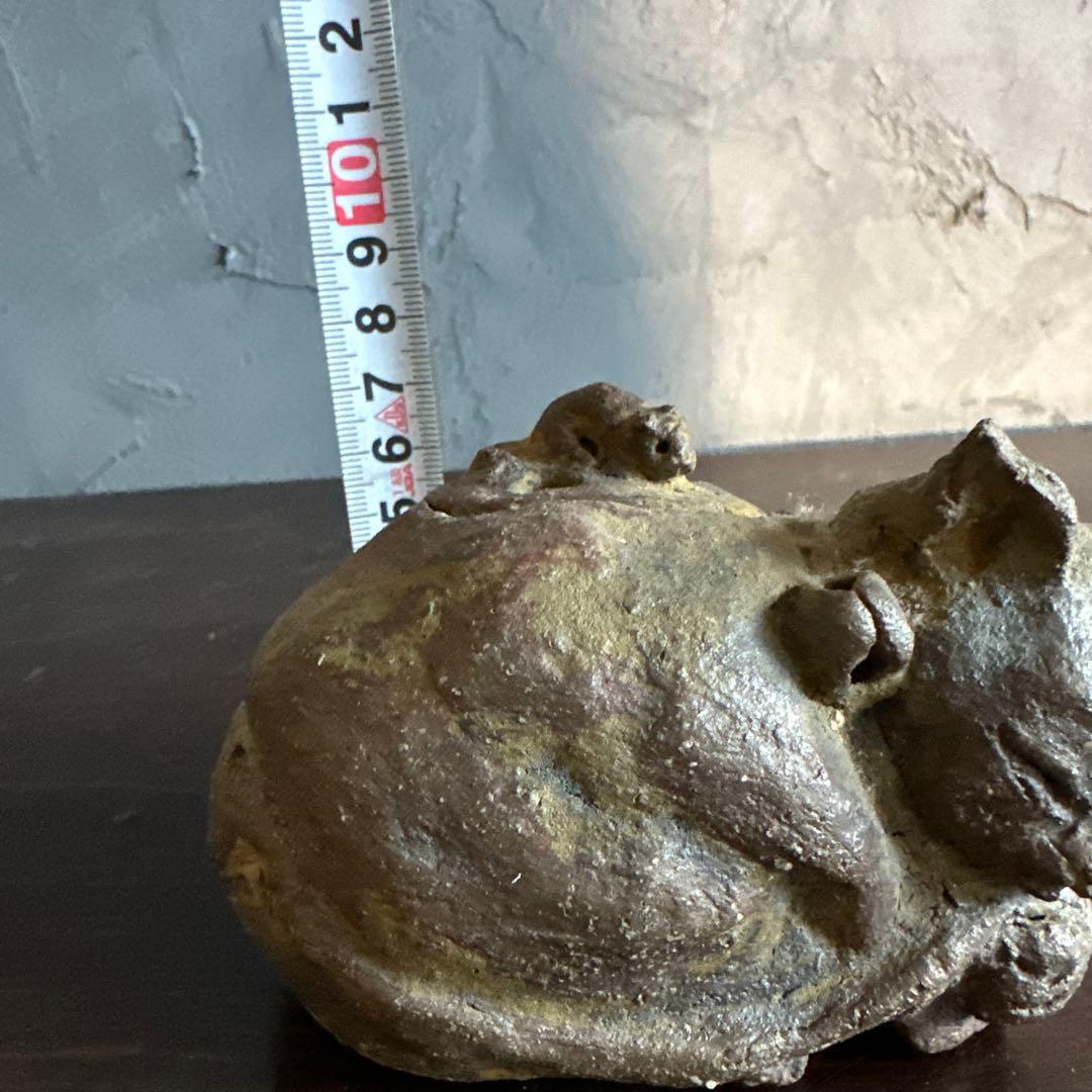 可愛い眠り猫　猫の姿の蓋付き陶器彫刻