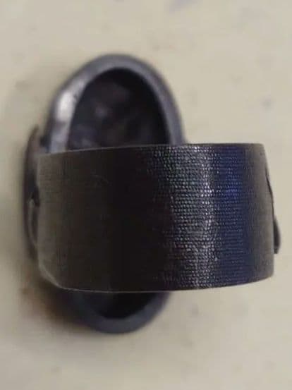 縁頭、赤銅魚子地に魚図