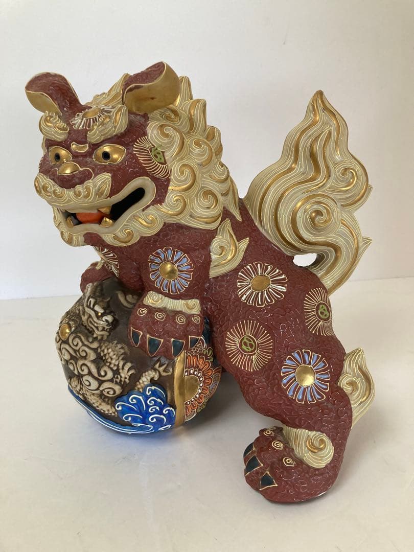 九谷焼き　陶器製 獅子像 玉乗り獅子