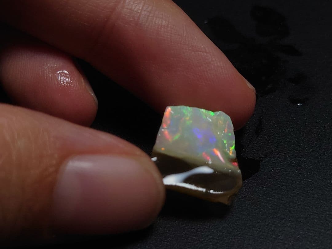 エチオピアオパール　ウェロ産　原石　乳白色　虹　鉱物標本　チョーク