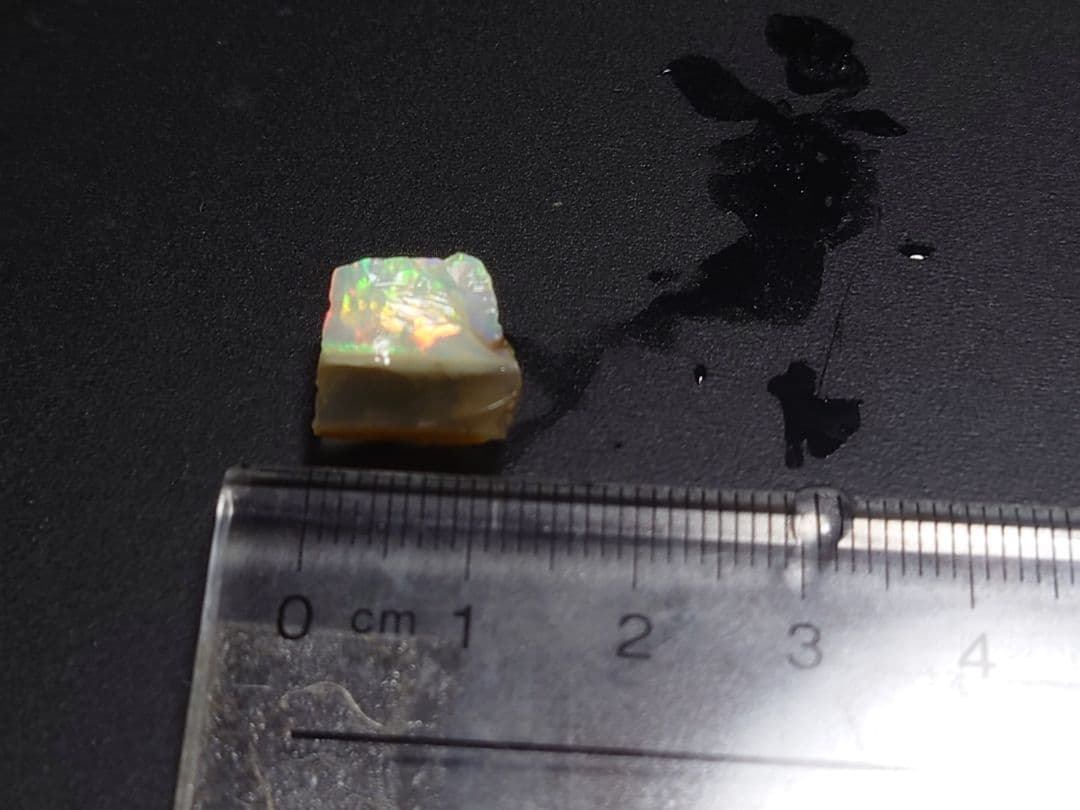 エチオピアオパール　ウェロ産　原石　乳白色　虹　鉱物標本　チョーク