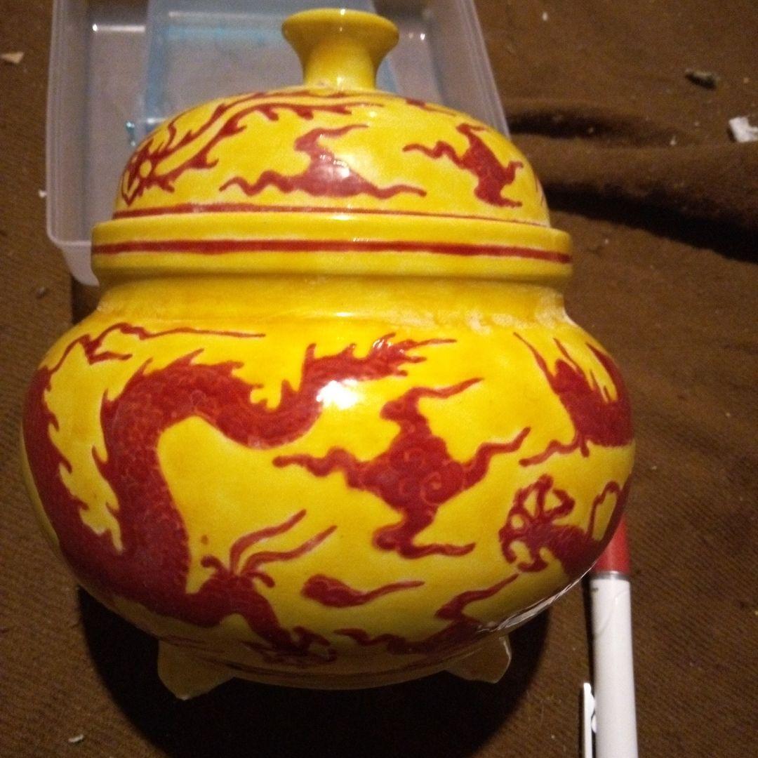 中国陶磁器　明成化　三足香合