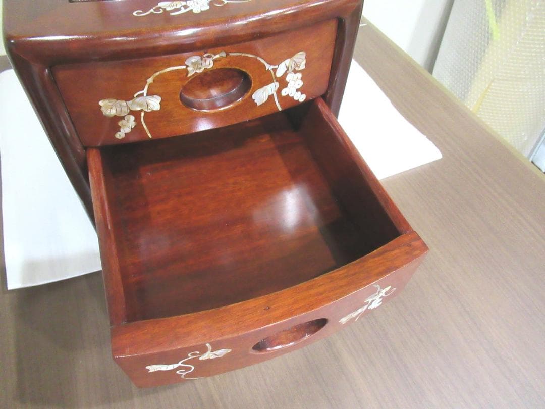螺鈿家具 　螺鈿細工　 唐木 　花梨　葡萄柄　木製　３段　ミニ箪笥　小引出し