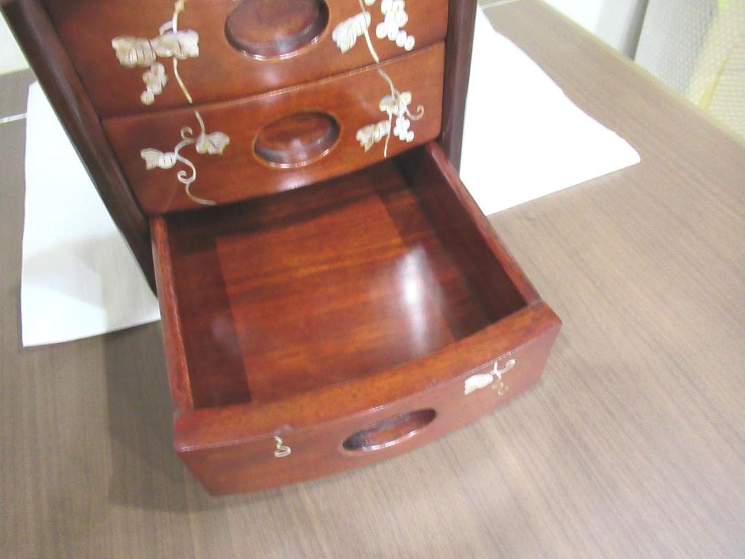 螺鈿家具 　螺鈿細工　 唐木 　花梨　葡萄柄　木製　３段　ミニ箪笥　小引出し