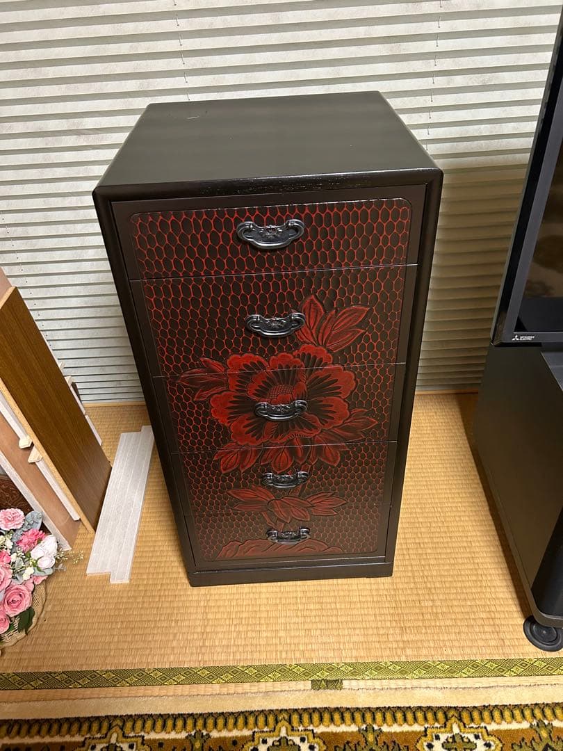 伝統的な4段タンス 黒と赤の花模様