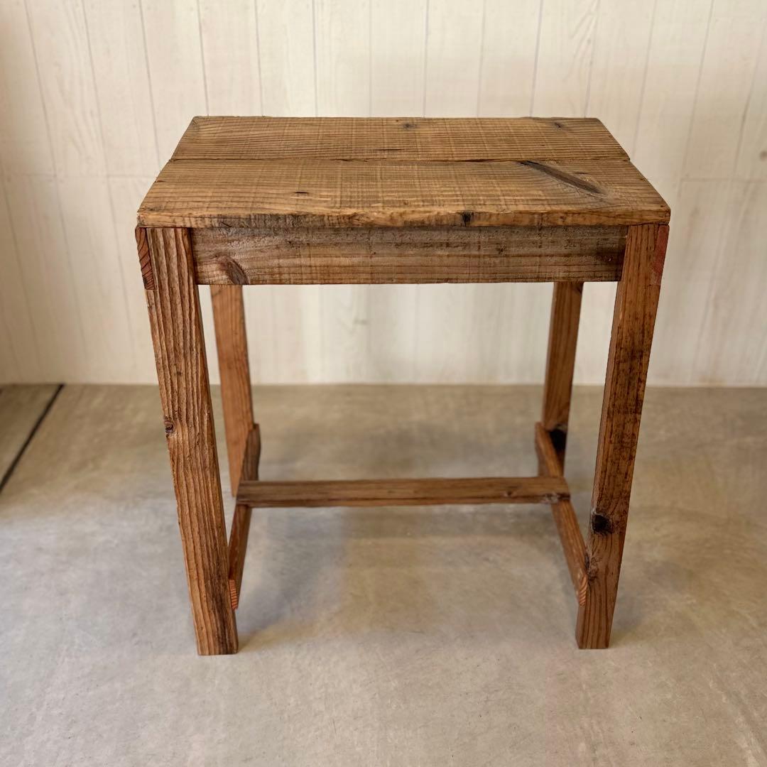 古材のテーブル