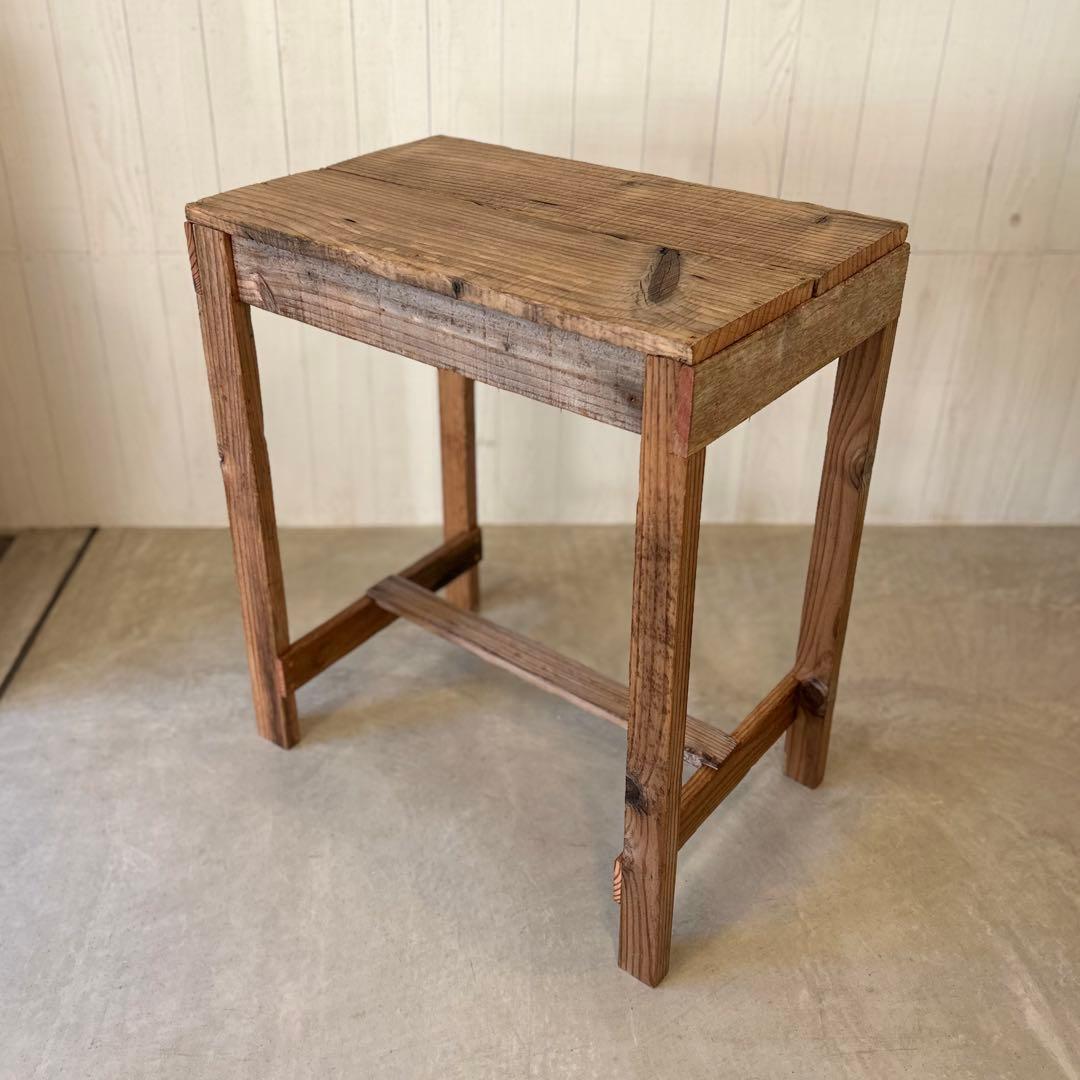 古材のテーブル