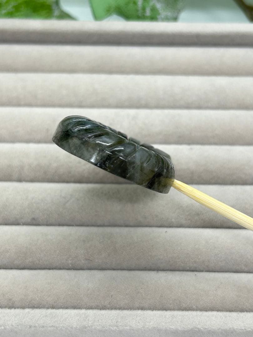 天然石ラブラドライト　アンモナイトのかたちパーツ　No.1258