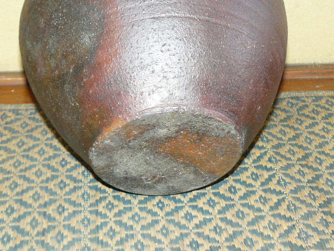 古い備前焼の壺