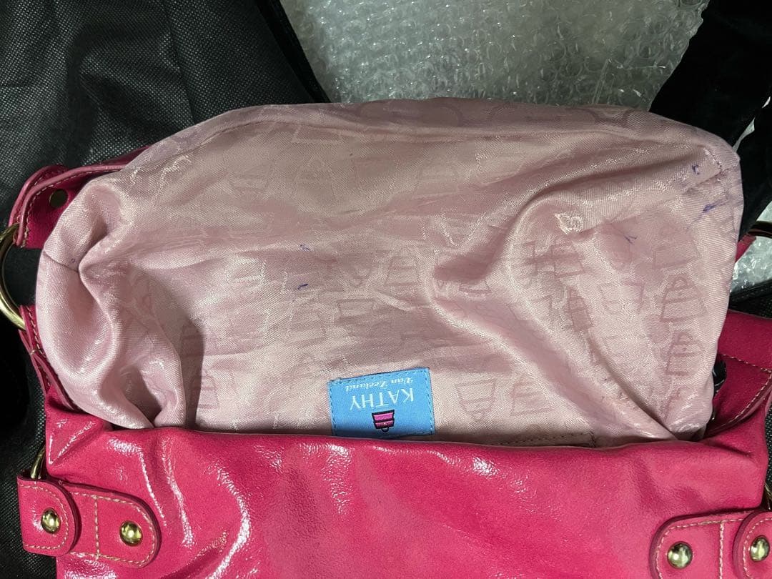 Kathyピンク ショルダーバッグ ハート型チャーム付き