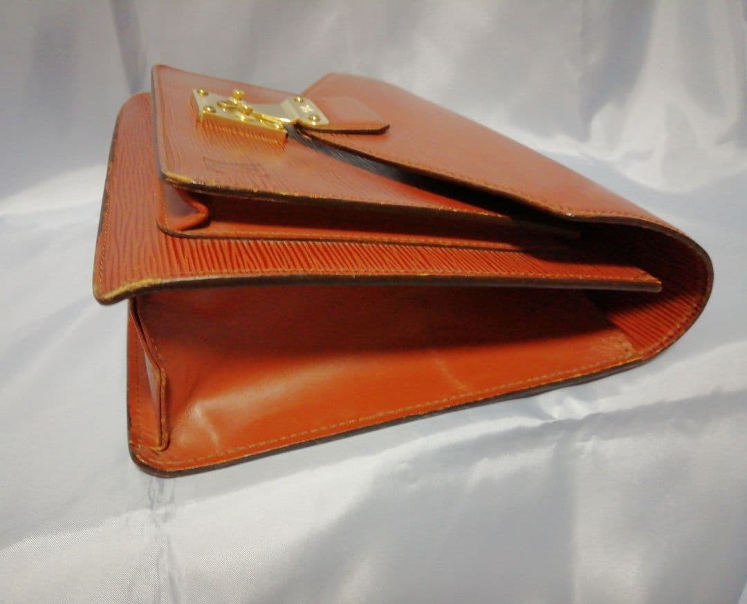 LV ルイヴィトン　エピ/モンソー　鍵付き　セカンドバック