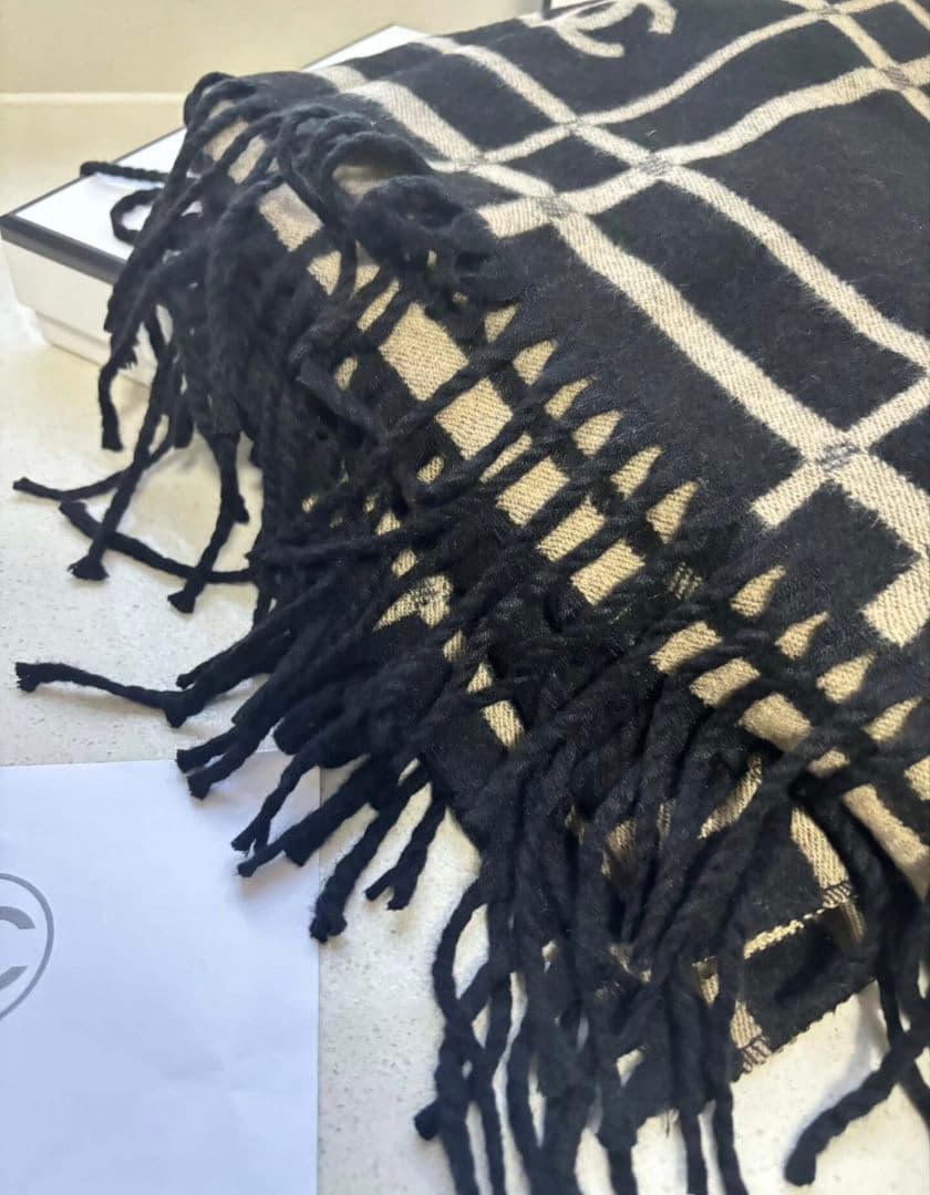 CHANEL 黒ベージュチェック柄スカーフ