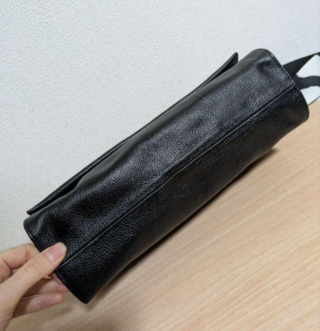 イアパピヨネ　柄ワイドテープショルダーバッグ　ブラック　黒　レザー