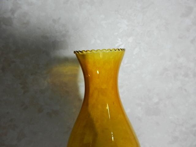 珍しい持ち手付き台形立方台座のアンティークオイルランプ