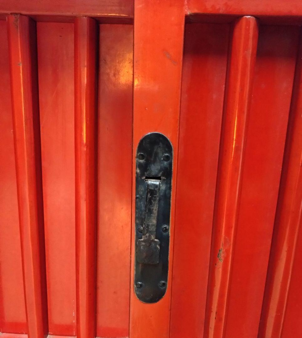 赤い漆塗りの楕円形のローキャビネット　和モダン　神奈川県座間市での引き渡し可