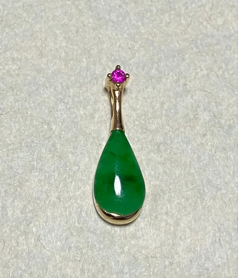 翡翠（ロウカン）とルビーの涙型ペンダントトップ