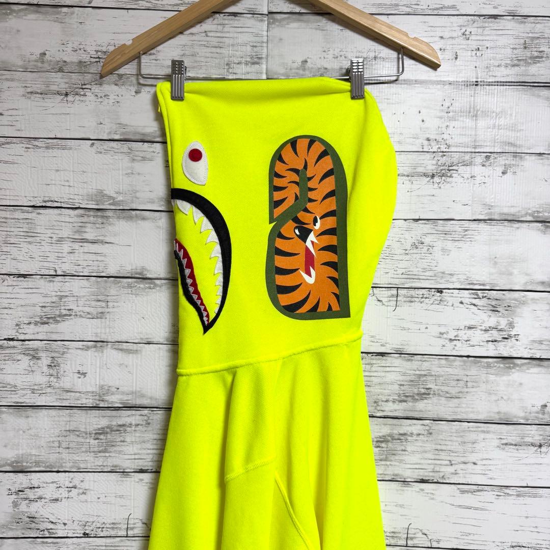 希少　A BATHING APE シャーク　ネオン　パーカー　ワッペン　Lサイズ