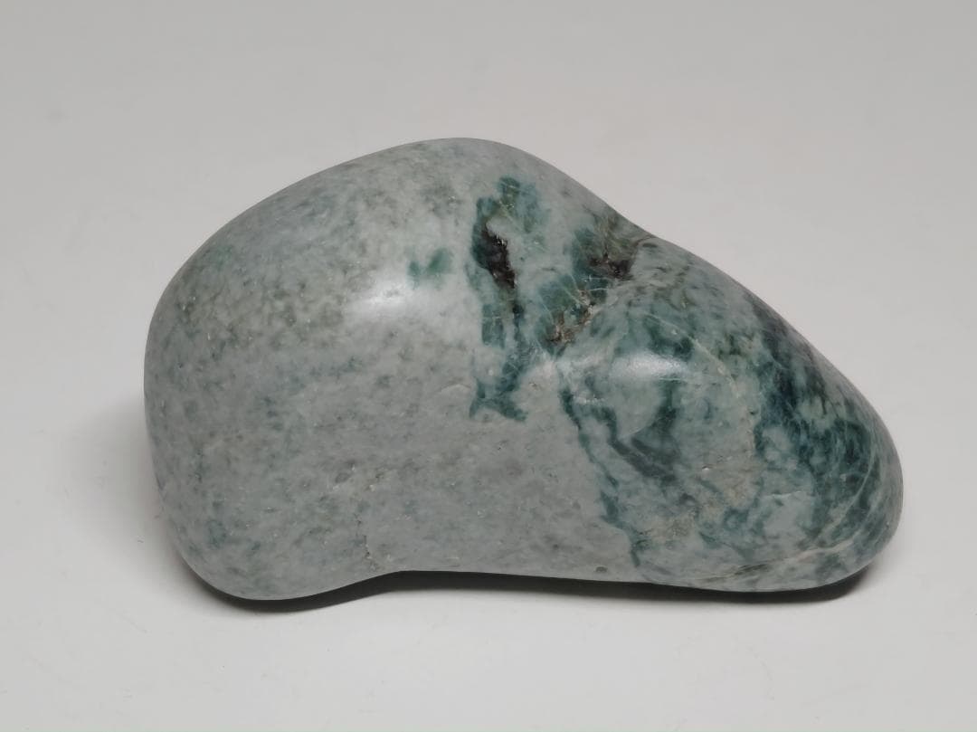 糸魚川① 翡翠 158g ヒスイ 原石 鑑賞石 自然石 誕生石 鉱物 鉱石 水石