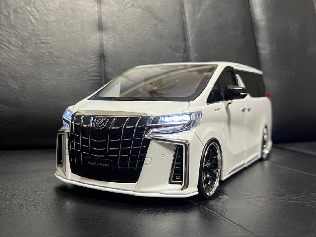 トヨタ　アルファード　30系後期　1/18