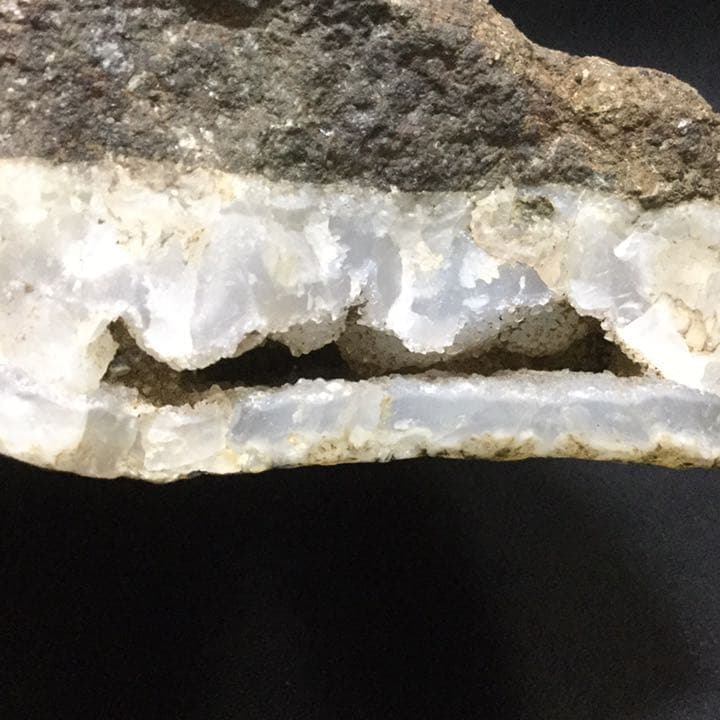 【開運＆金運激アップ！☆龍神の宿る洞窟】天然石 龍穴ジオードメノウ 原石