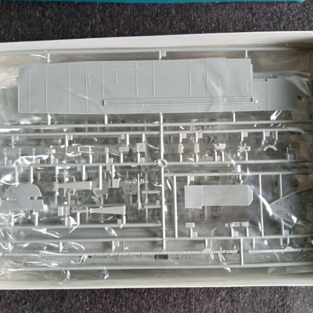 ドラゴン 1/700 インヴィンシブル + 21型 アンテロープ 2隻セット