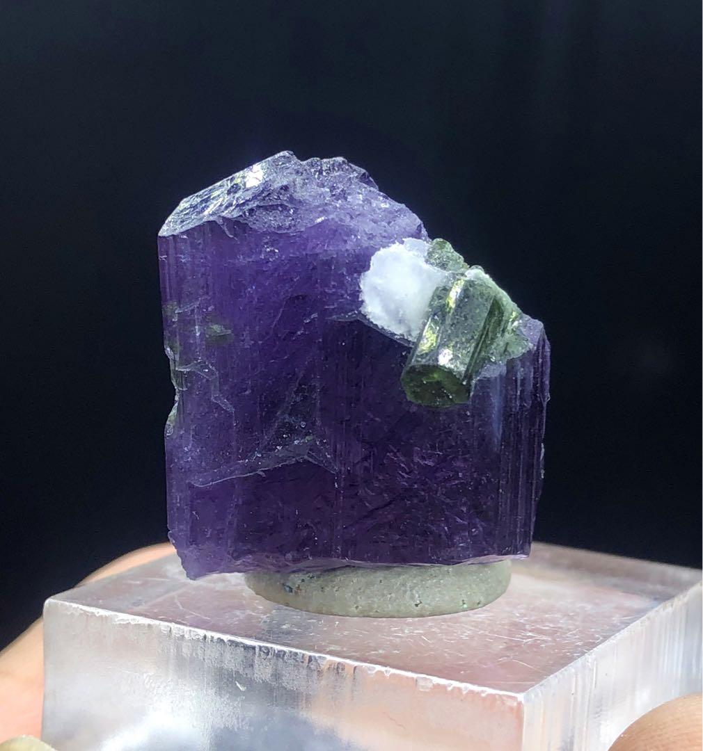 天然の紫色のスカポライトと緑のトルマリン