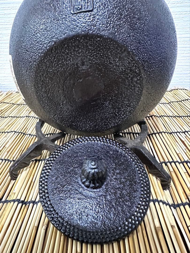 未使用品、栞、一級品合格証貼付　南部三厳堂名人東仙作　南部鉄瓶　南部鉄器　鉄瓶