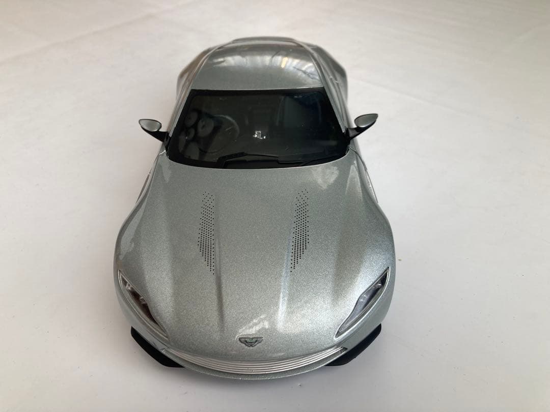 「りん」「007 スペクター」のボンドカー ホットウィール 1/18