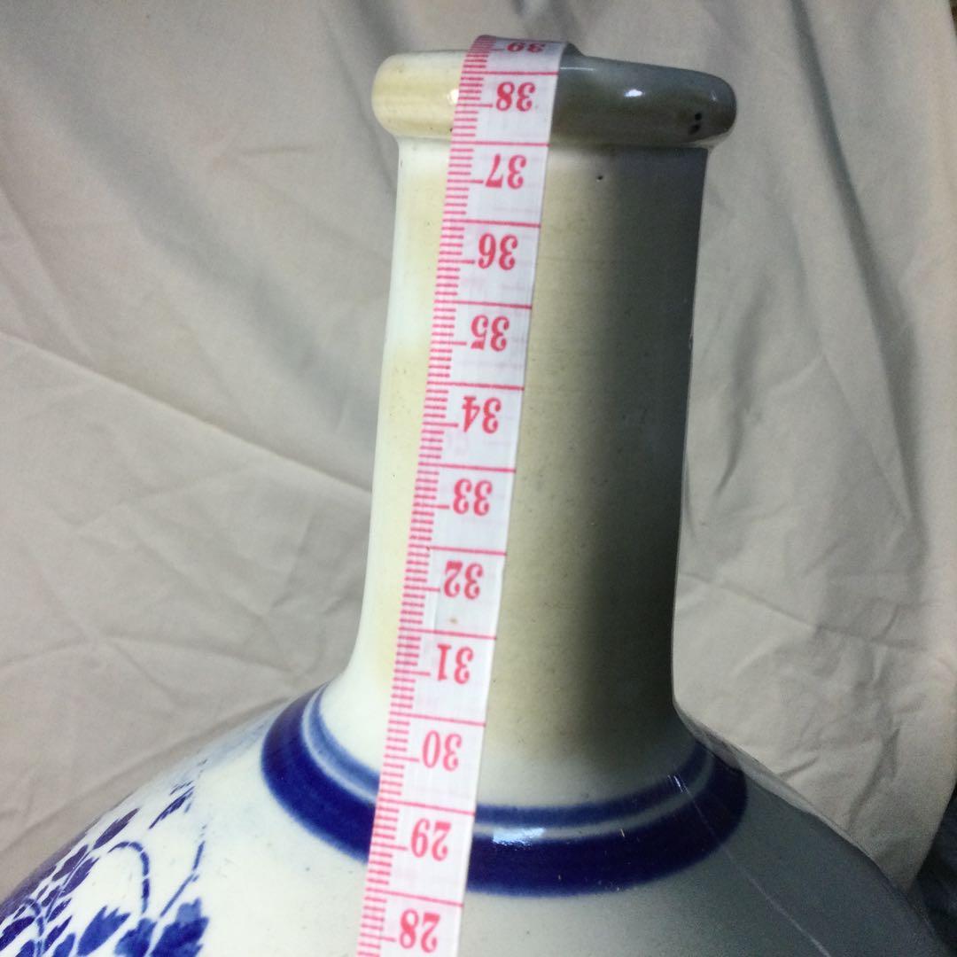 大坪飾り壺か?砥部焼きの色ですがこのような大きなものわ見た事わないふるいもので。