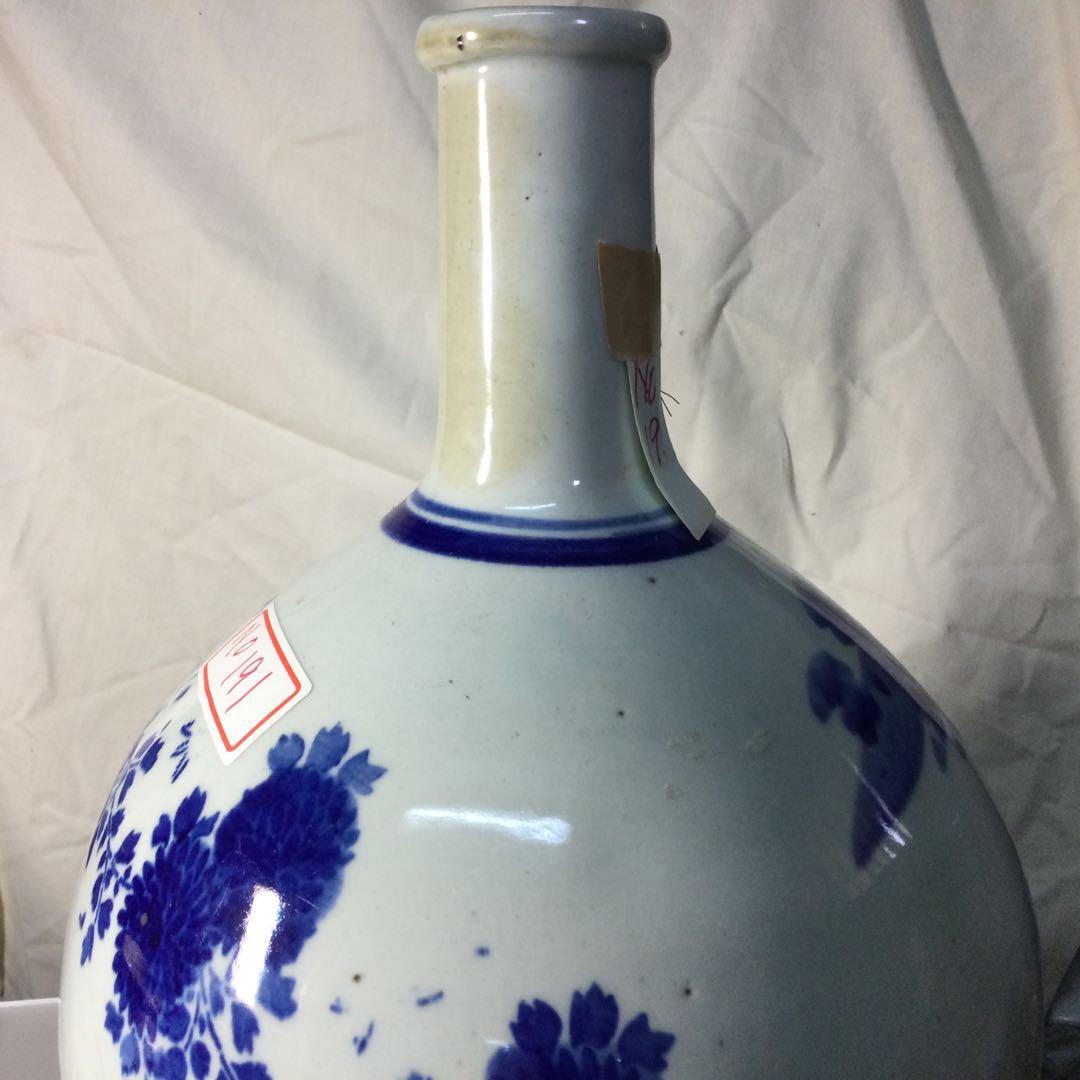 大坪飾り壺か?砥部焼きの色ですがこのような大きなものわ見た事わないふるいもので。