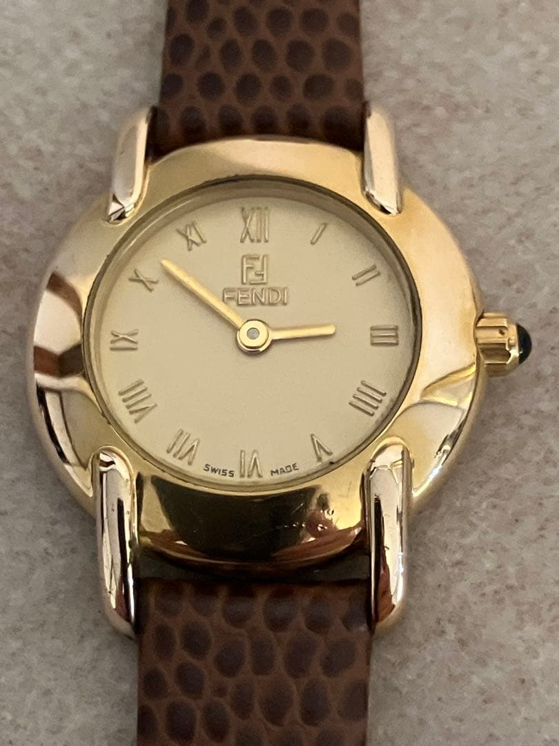 値下げ 稼働★FENDI ゴールド レディースQZ腕時計 電池、革ベルト新品
