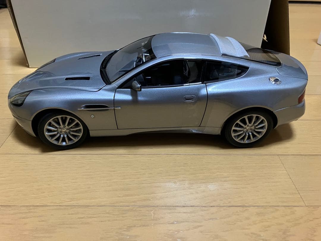 京商 Aston Martin V12 Vanquish 1/12