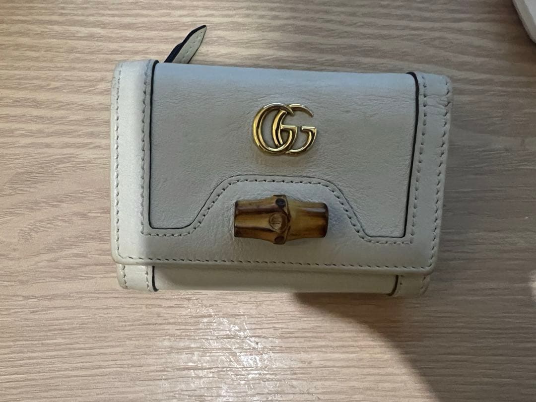 ホワイトレザー三つ折り財布 GUCCI
