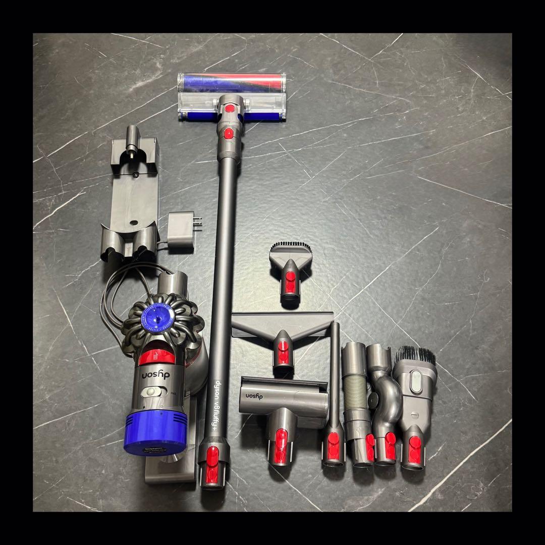Dyson V8fluffy+ 充電器・ノズル付き