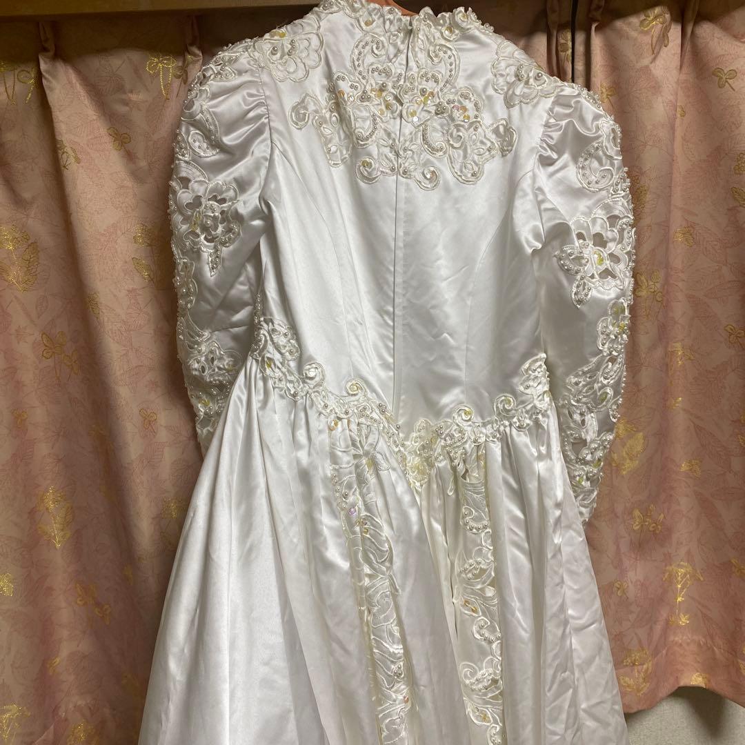 ホワイト刺繍ウェディングドレス