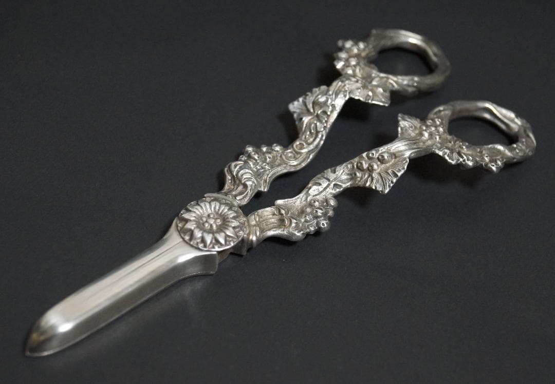 英国アンティークシルバープレート製グレープシザー 葡萄ハサミ金工細工浮彫 葡萄紋