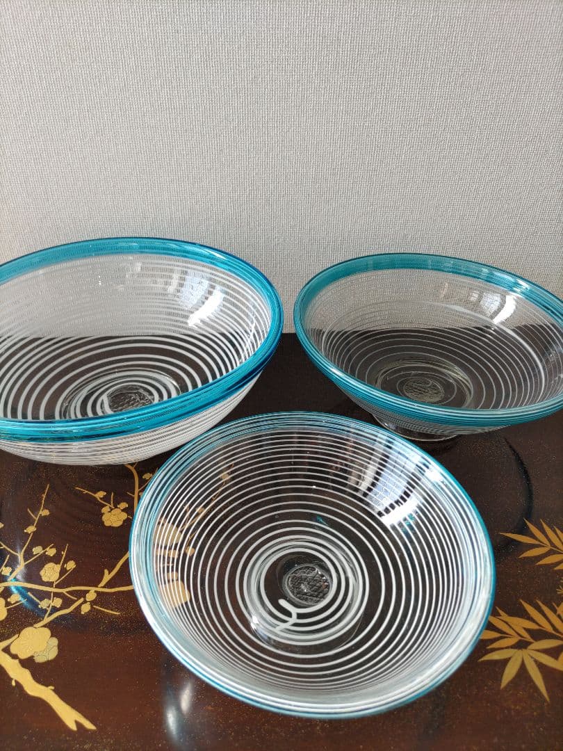 見つけた方はラッキー　時代物　青縁千筋文三つ組入れ子鉢