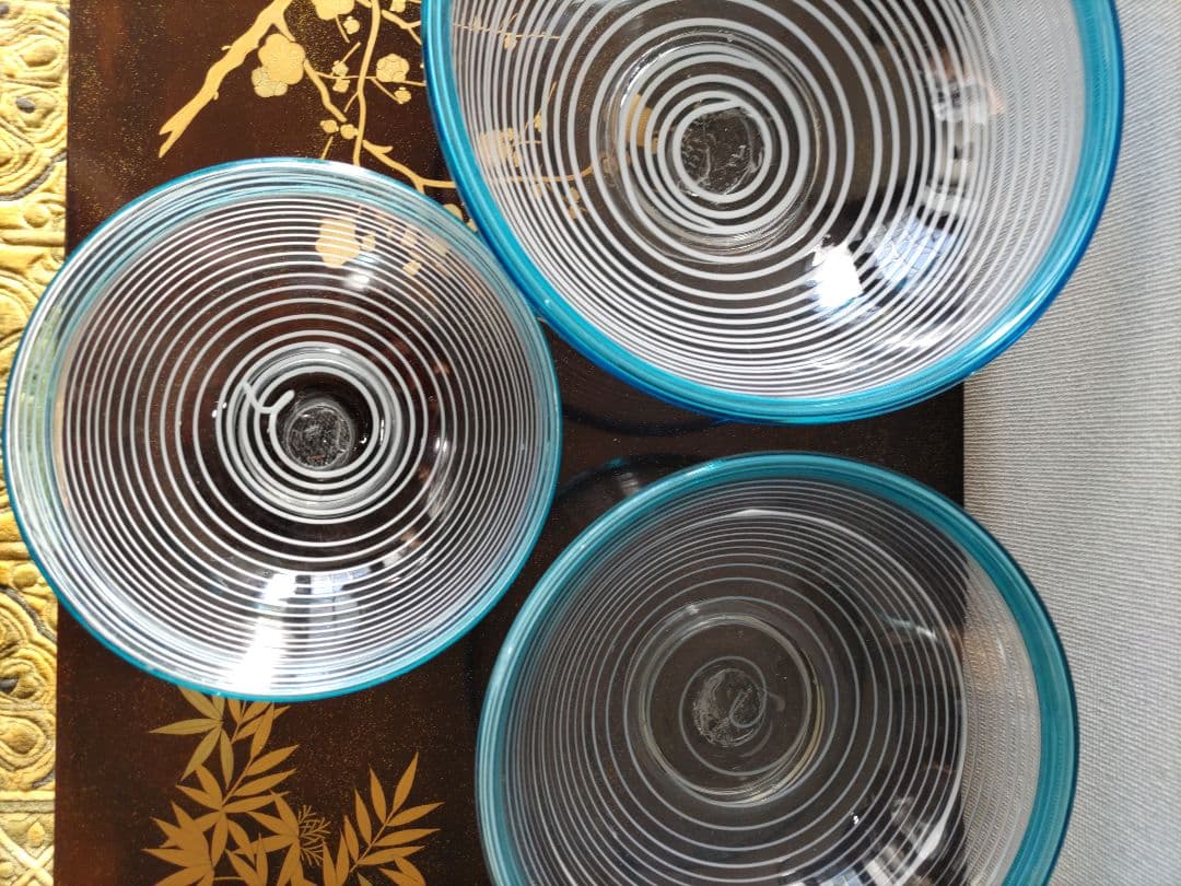 見つけた方はラッキー　時代物　青縁千筋文三つ組入れ子鉢