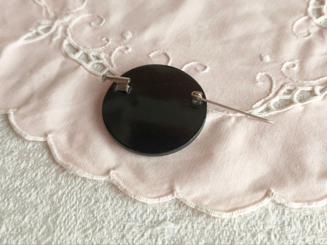 * vintage brooch ❀ 彫り模様の美しい シックなお花 ブローチ