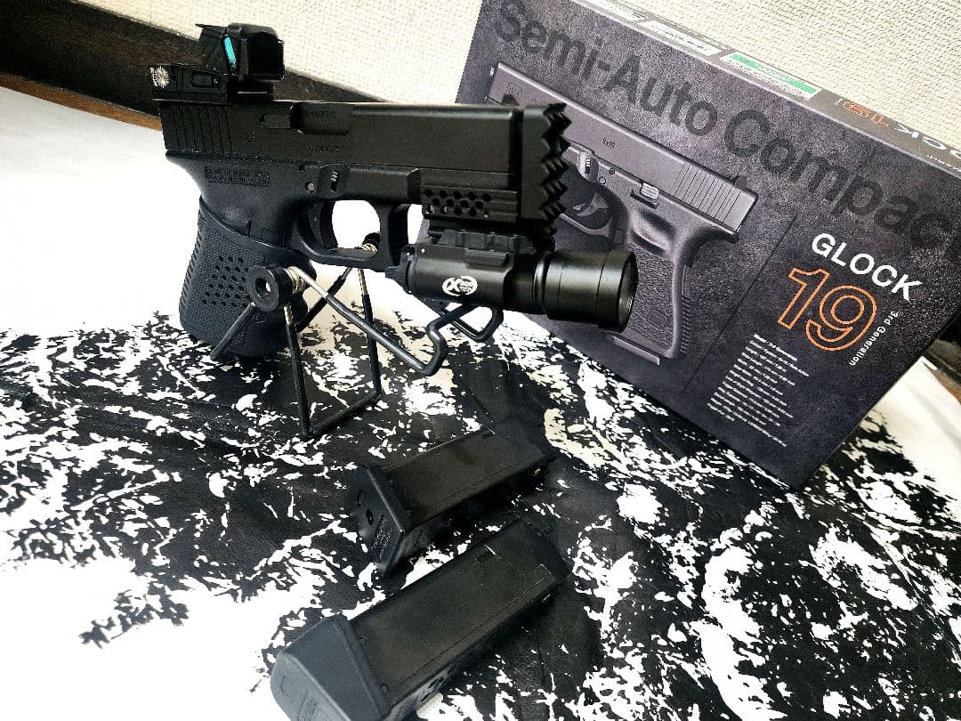 東京マルイ　グロック19　カスタム　ストライクフェイス、ドットサイト　等